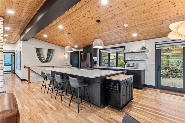 Building Photo - Fully Furnished Luxury Executive Rental