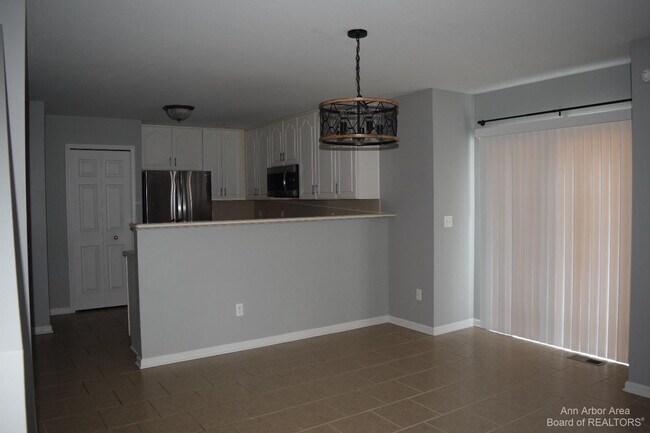 Building Photo - 8549 Hawthorn Hill