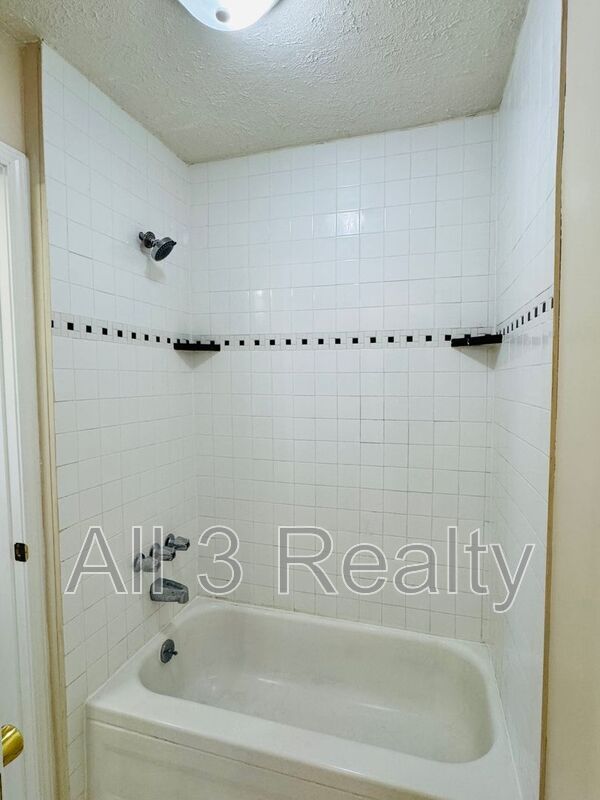 Building Photo - 641 Groveland Dr