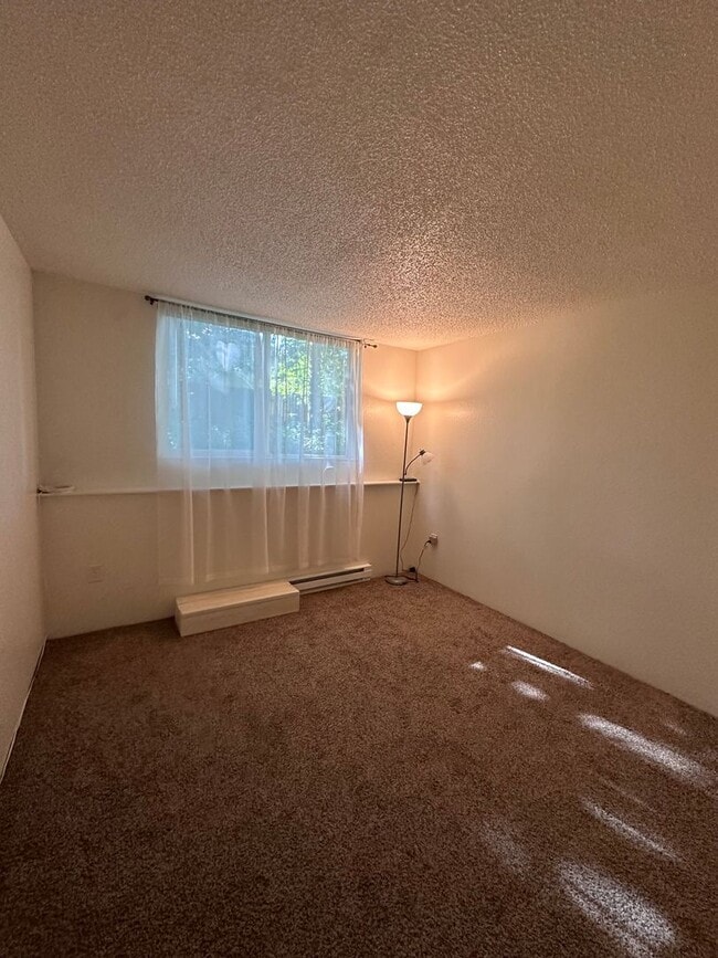 Building Photo - Bottom floor unit close to airport