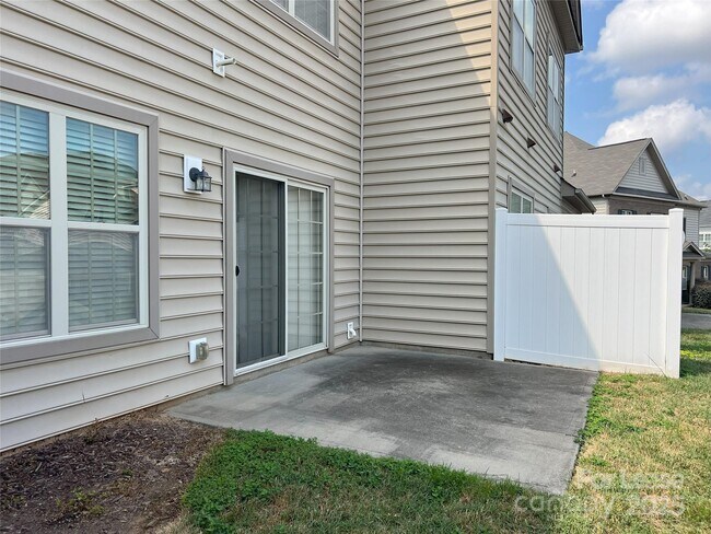 Building Photo - 15125 Jade St