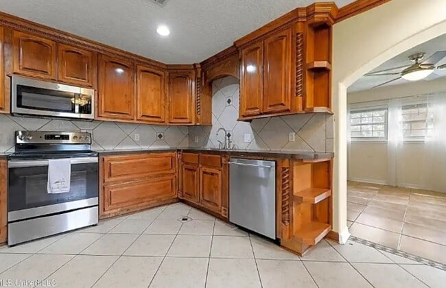 Building Photo - Gulfport 4 Bedroom