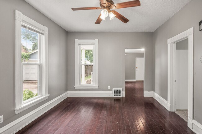 Building Photo - 3BR/1 Bath Lower Level Duplex in Northeast...