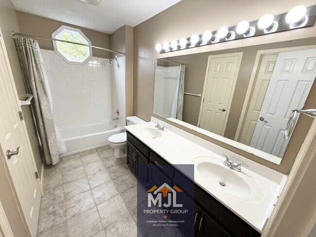 Building Photo - Executive 5 BR Cul-de-Saq Home In Blue Valley Schools | Private Wooded View | Finished Walkout Ba...