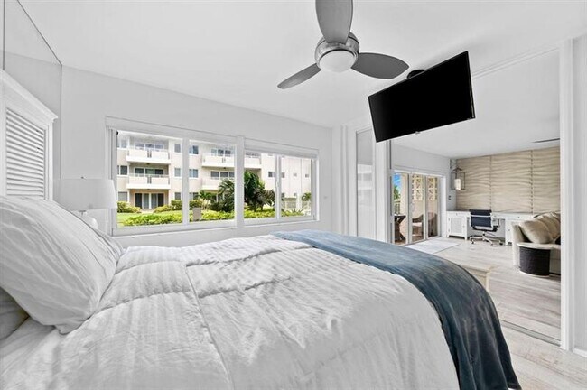 Building Photo - 1199 Hillsboro Mile