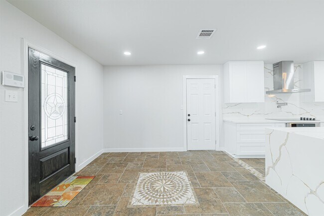 Building Photo - 10055 Larston St