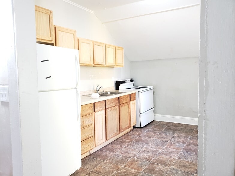Kitchen - 678 Jessamine Ave E