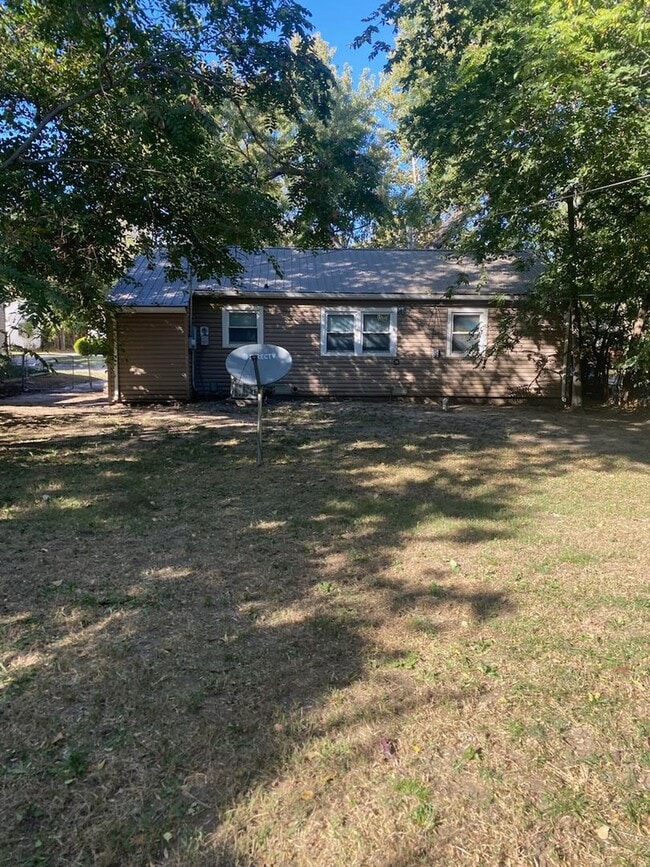 Building Photo - 3 Bedroom 1 bath on the East Side