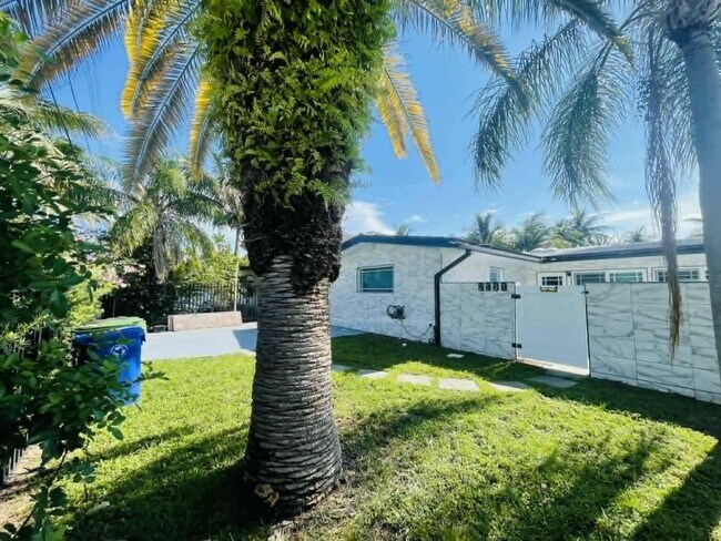 Building Photo - 2531 Gulfstream Ln