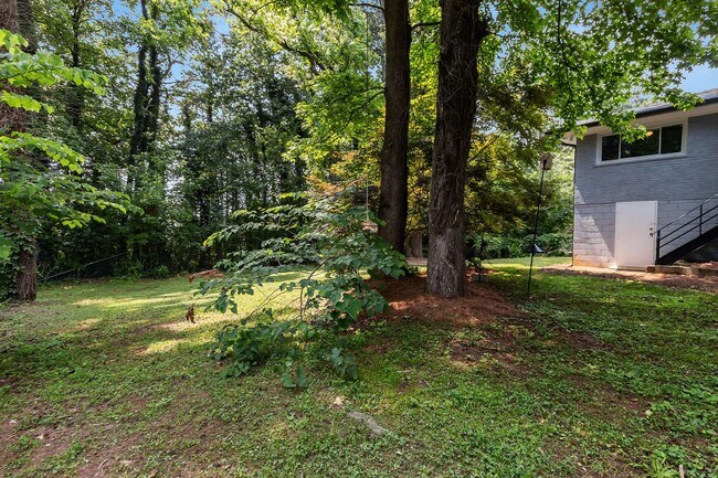 Building Photo - Charming 1950's Ranch w/ Modern Upgrades a...