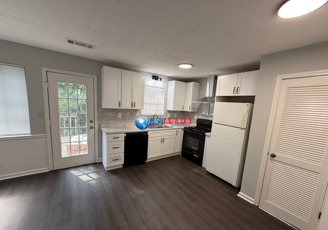 Primary Photo - Renovated apartment part of a 4-plex in Sn...
