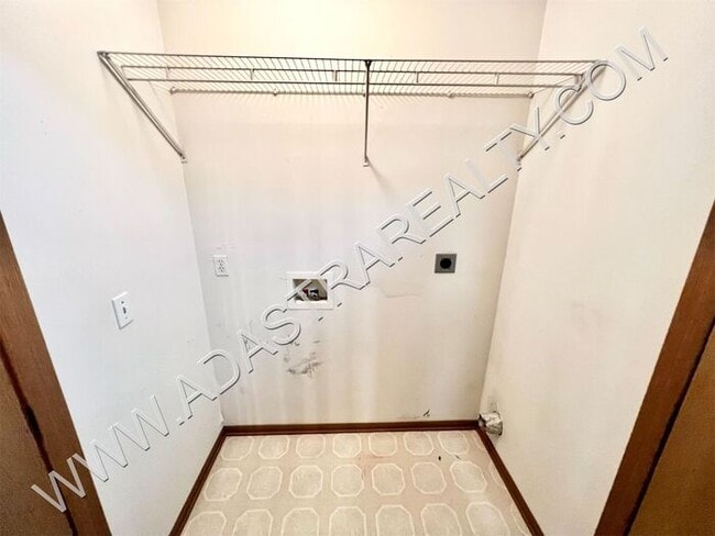 Building Photo - Spacious Gardner Duplex-Available in NOVEM...