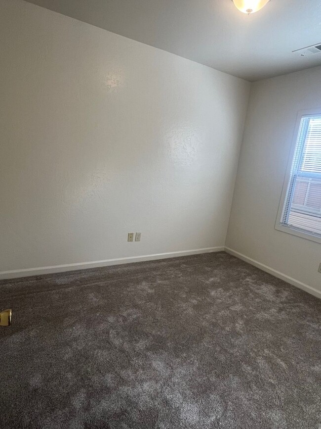 Building Photo - 2 Bedroom 1 Bathroom Single Family Home lo...