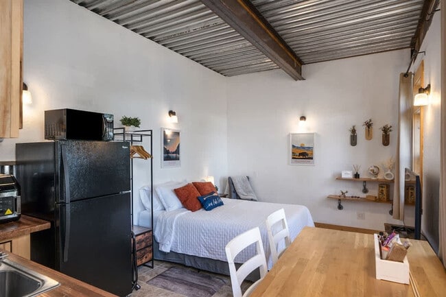 Building Photo - 402 N Foys Lake Dr