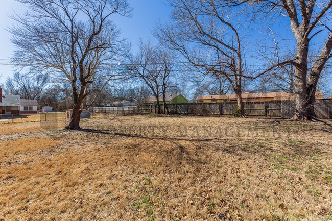Building Photo - 935 N Valleyview St