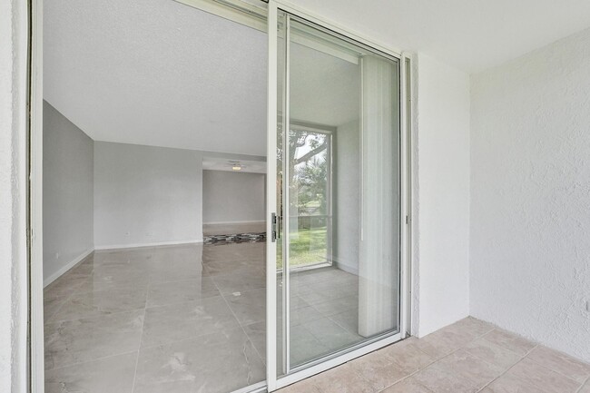 Building Photo - 3750 Inverrary Dr