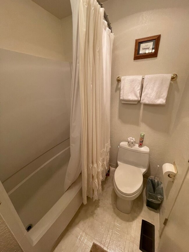 Building Photo - Beautiful townhome available now!