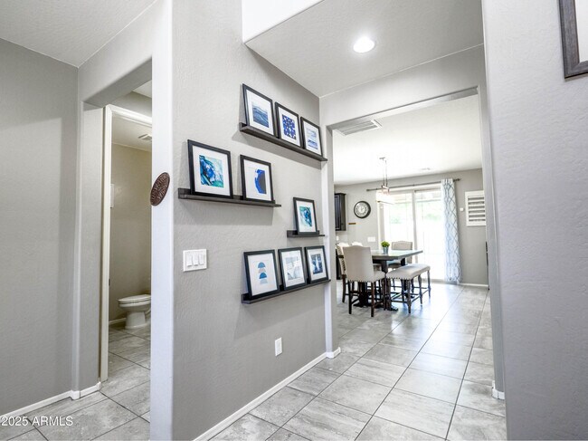 Building Photo - 761 W Desert Hollow Dr