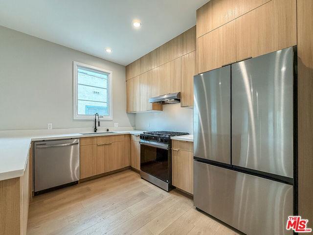 Building Photo - 150 N Arnaz Dr