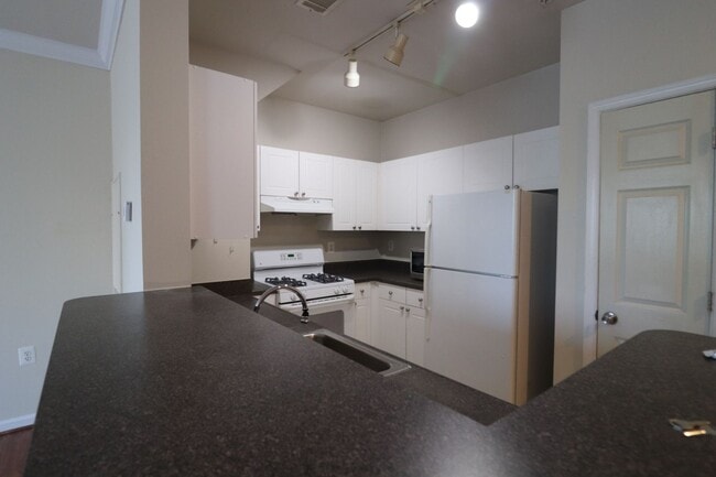 Building Photo - Rare 2BR 2BA 2 Level Condo With Garage