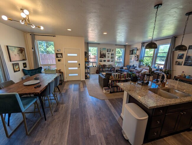 Building Photo - Newer contemporary home right downtown, al...