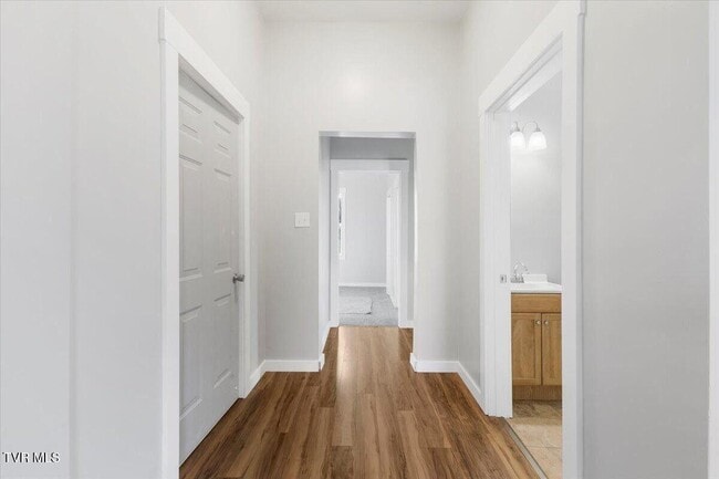 Building Photo - 411 S Hill St