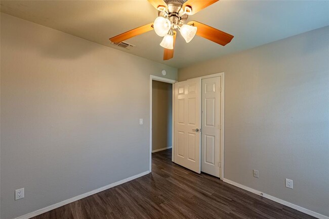 Building Photo - 2105 N Cannes Dr