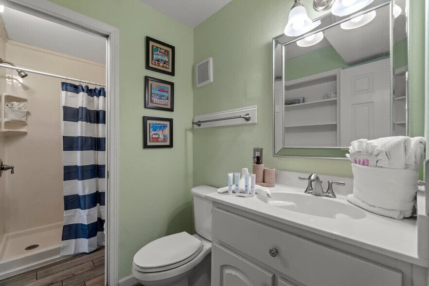 Building Photo - 8743 Thomas Dr