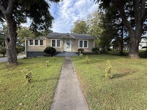 Building Photo - 208 Travora St