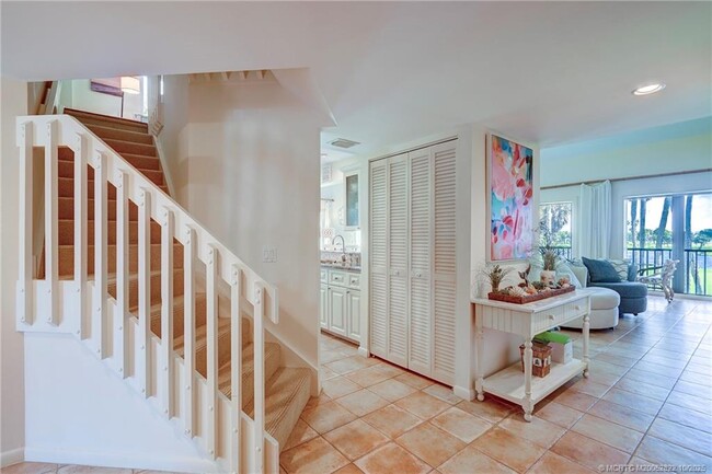 Building Photo - 233 NE Edgewater Dr