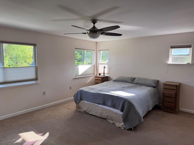 Building Photo - Spacious Upstairs Master Bedroom for Rent
