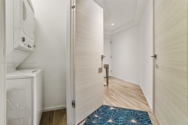 Building Photo - 801 S Miami Ave