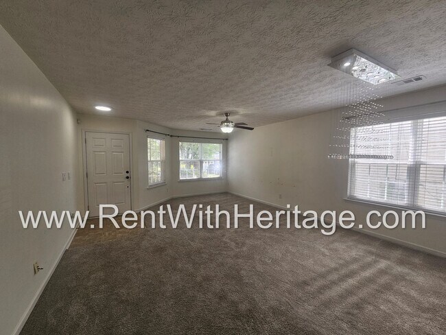 Building Photo - Gorgeous 5 bedroom, 2.5 bath / Attention t...