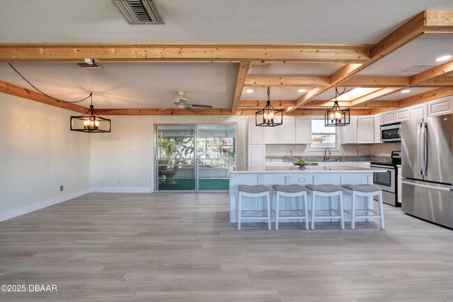 Building Photo - 3041 N Oleander Ave