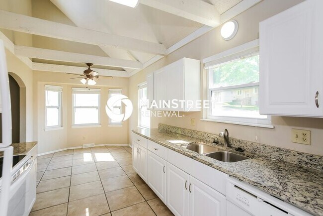 Building Photo - 3 Bedroom Pet-Friendly Home in Independence, MO with Main Street Renewal