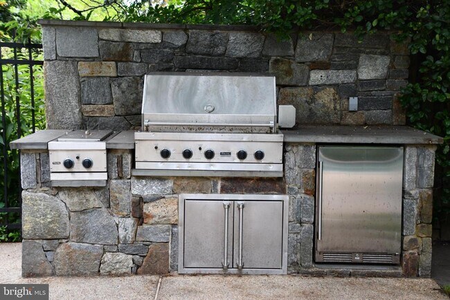 Building Photo - 5127 Cathedral Ave NW