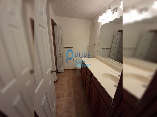 Building Photo - Warm and inviting Woodbury Townhouse! 3 br...