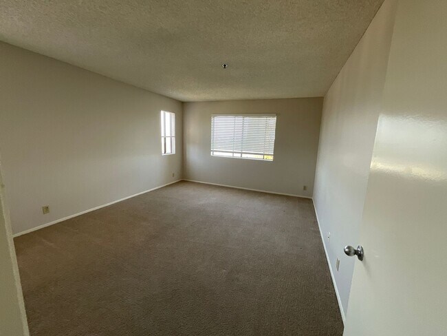 Building Photo - 5985 Dandridge Ln