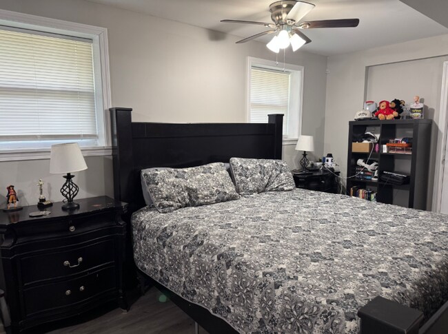 Building Photo - Spacious 4-Bedroom Home with Den, Fenced Yard & 3-Car Garage. Available Late July!
