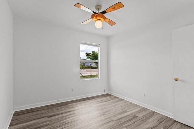 Building Photo - 612 Santa Barbara Blvd S