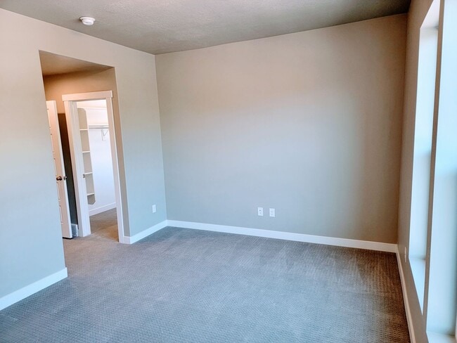 Building Photo - Gorgeous Townhome!!!