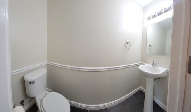 Building Photo - 2 bed, 1.5 bath Townhome at Riverwoods