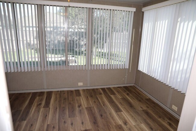 Building Photo - 2900 Bluffs Ct