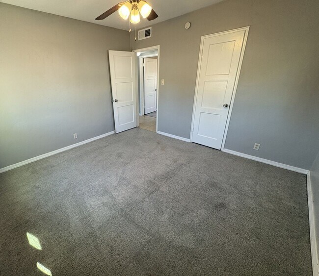 Building Photo - Central Tucson, close to University of Arizona and more!!!