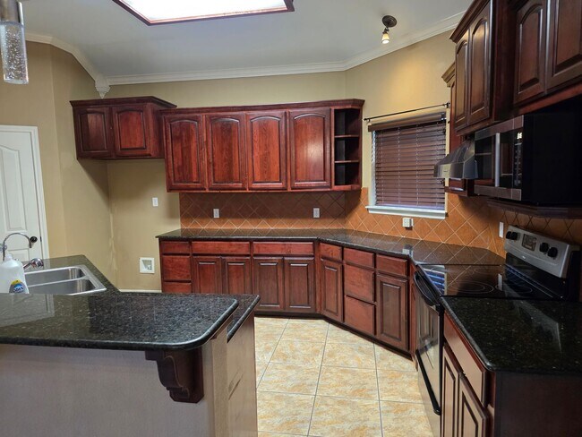 Building Photo - Quiet & Amenities on the Southside!