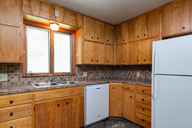 Building Photo - #6 Bedroom House with Awesome Yard Plus Ga...