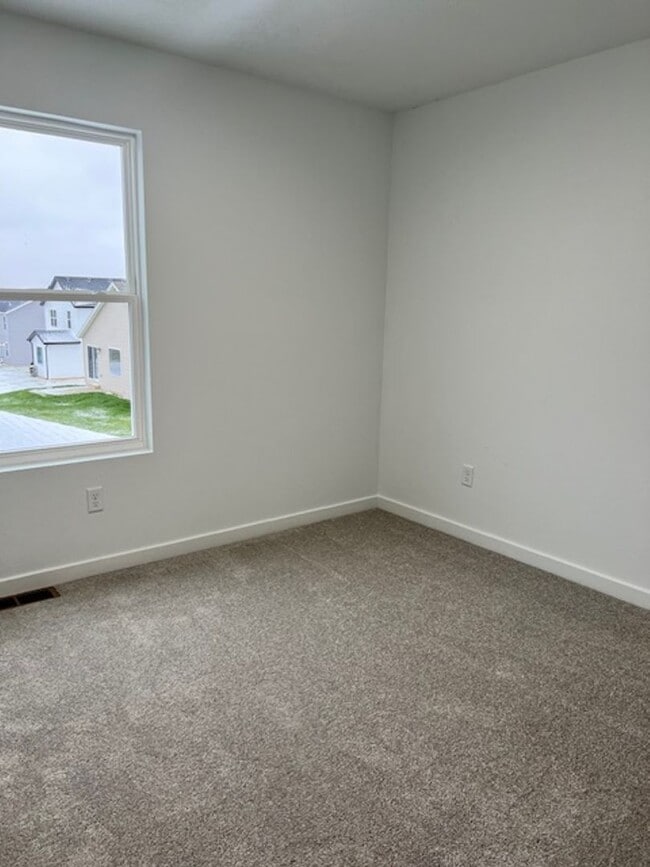 Building Photo - 4 BR HOME IN NIXA!