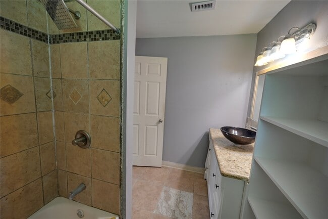 Building Photo - 3814 Nan St