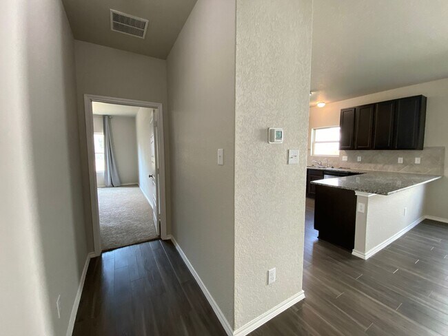 Building Photo - Spacious 4 Bedroom ~ Convenient to JBSA Ra...