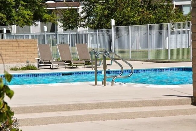 Building Photo - 2 Bed, 1 Bath Townhouse with attached 2 car garage ready to move in soon!!